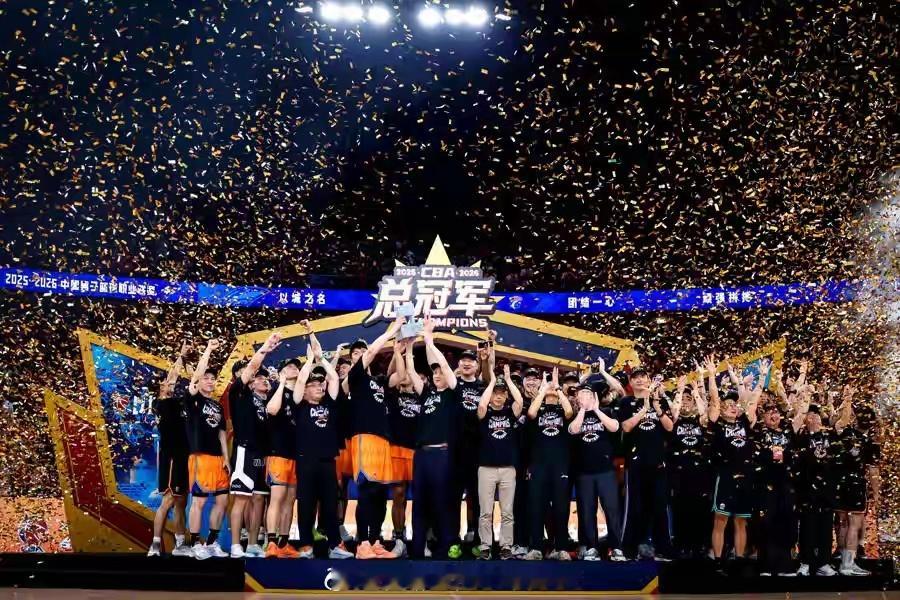 8813天的等待！姚明见证上海久事4-1广厦夺冠，王哲林泪洒赛场终场哨响的那一刻