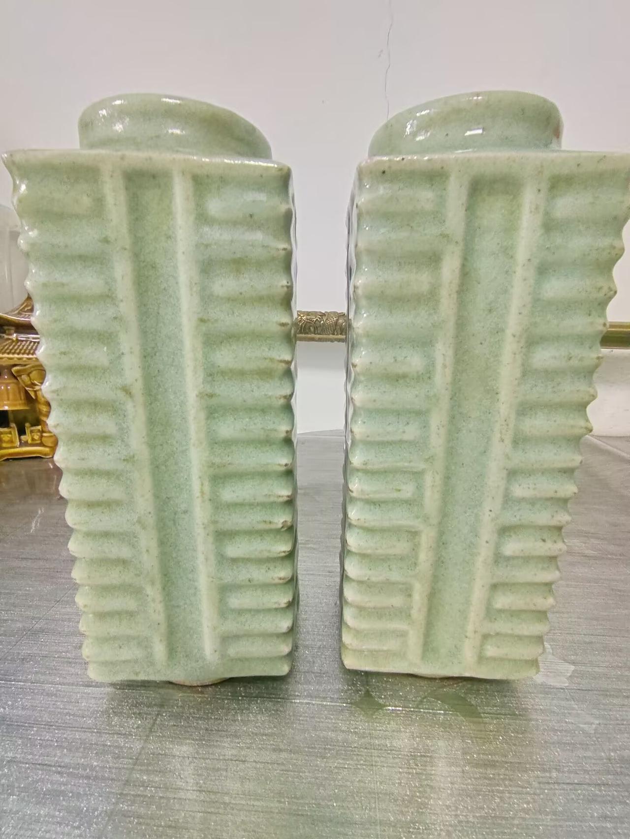 青釉琮式瓶品鉴：仿古礼器，瓷中雅韵
这对青釉琮式瓶，是典型的仿玉琮制式陈设瓷，造