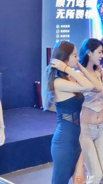 刘德华笑的很开心，竖起大拇指点了一个赞👍