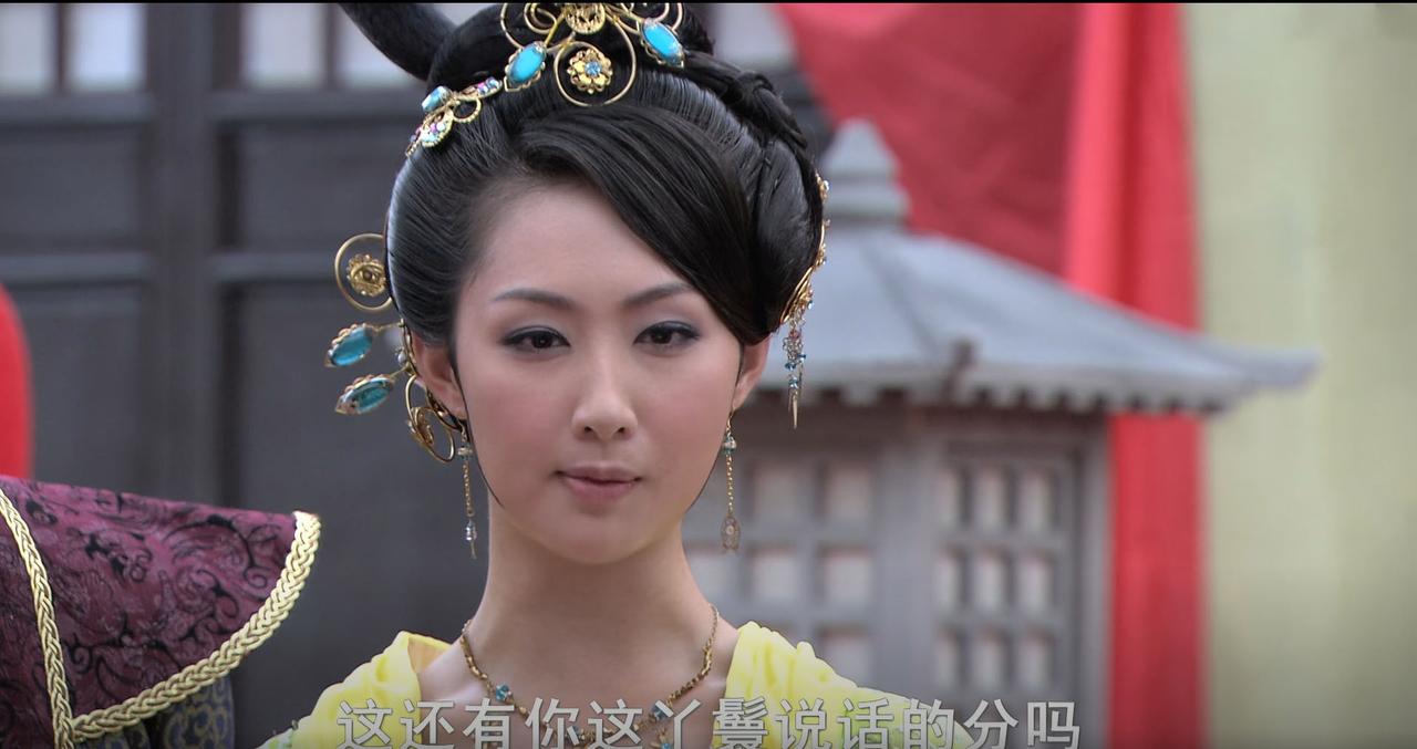 跟魏豹生活的久了，薛琪的面相都变了，虽然满头金钗、绫罗绸缎，但看起来没以前清纯漂