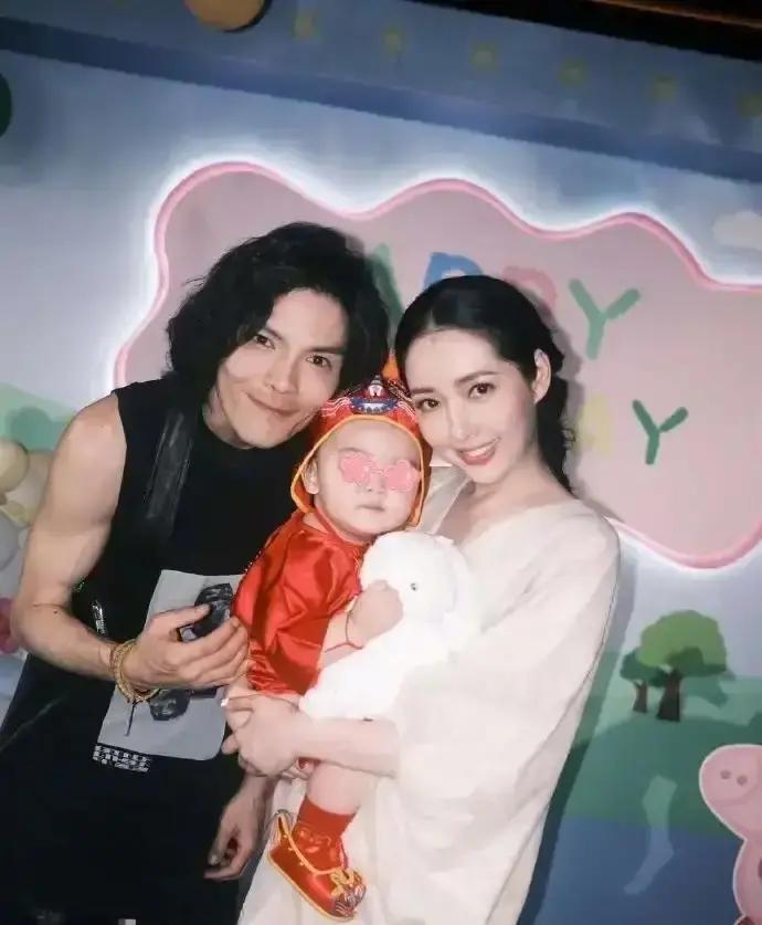 豪门儿媳一句话，全网炸锅！
 
向华强在花市被拍到，身边只有郭碧婷挺着孕，向佐全