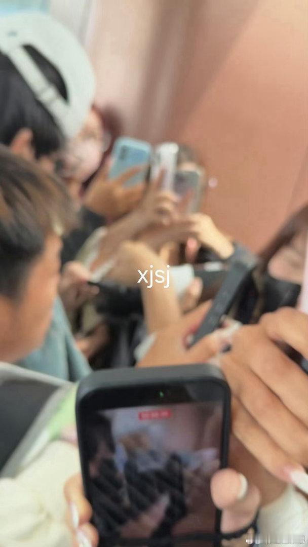 杨博文用保温杯挡私生 小小的保温杯是他最后的防线，被挤到无处可躲，只能默默遮挡，