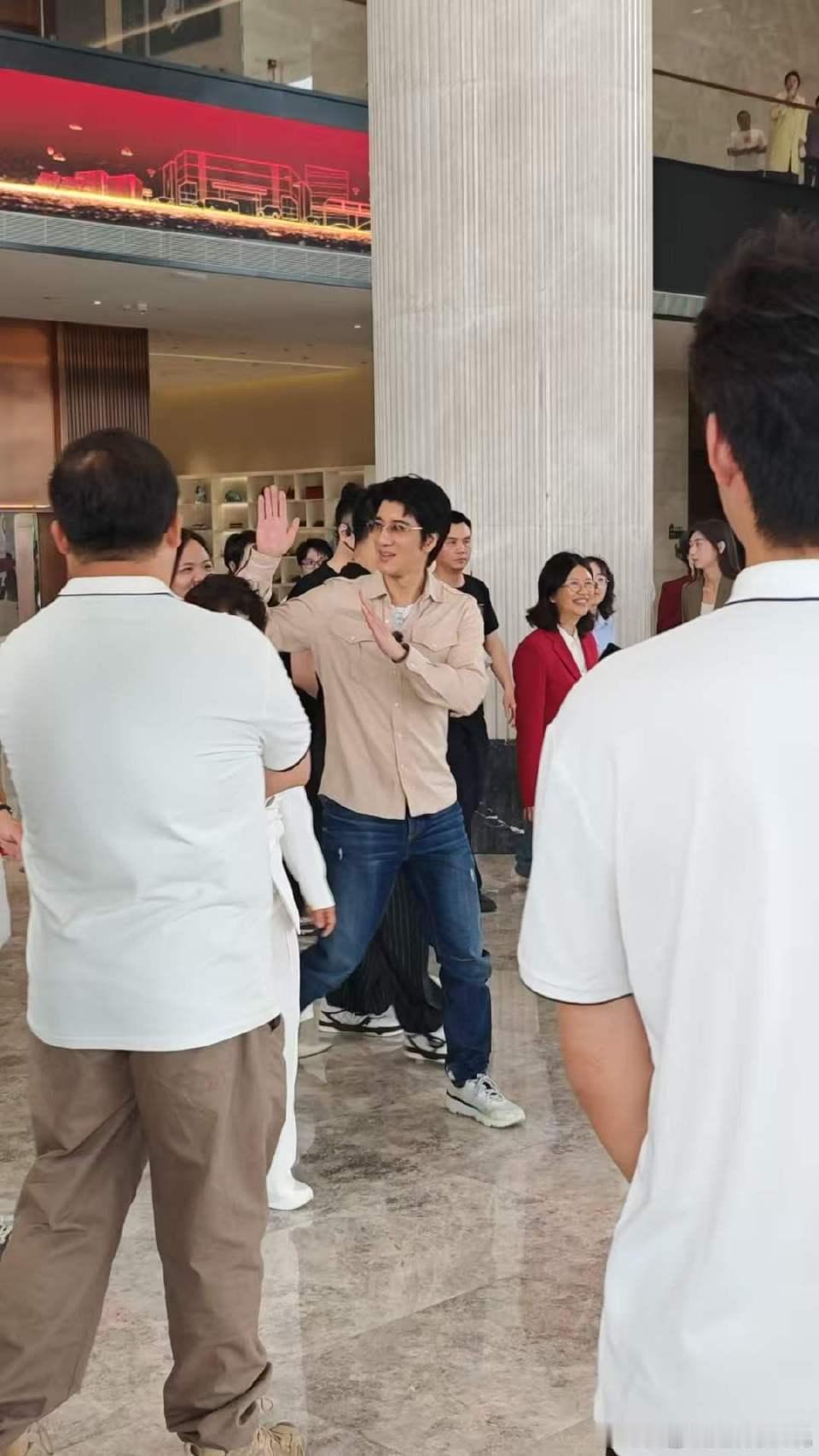 根据线报，看起来王力宏要投迪了呀，话说旁边是李柯嘛