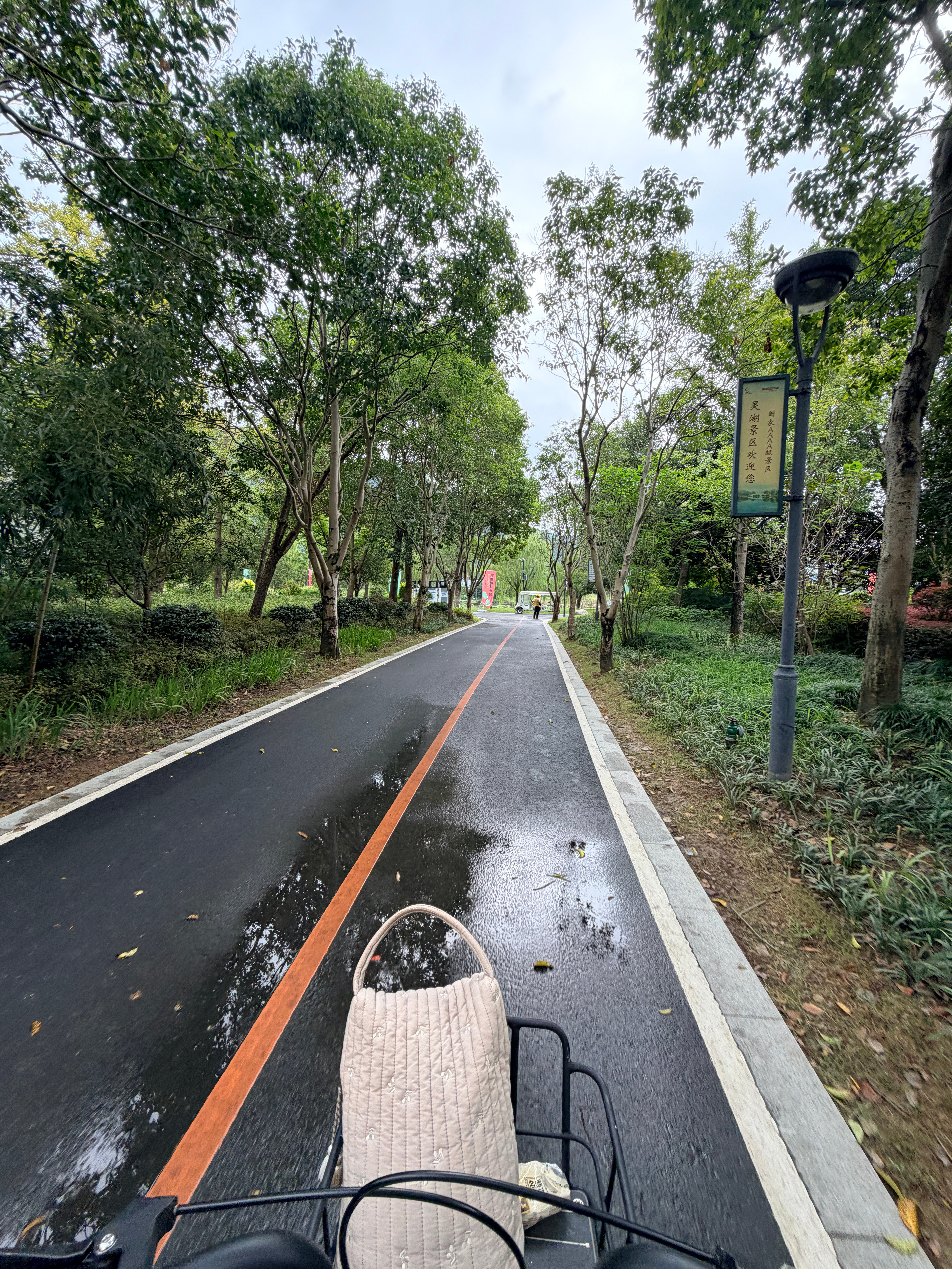 [蛋糕]人生至福，莫过于灯火可亲，家人围坐。今天在灵湖骑行了一圈，让车轮丈量35