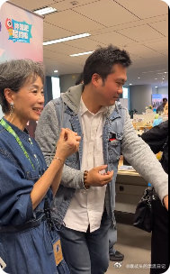 叶童[超话]叶童和粉丝拍立得合照比心 乘风2025扫楼叶童[超话]叶童和粉丝拍立