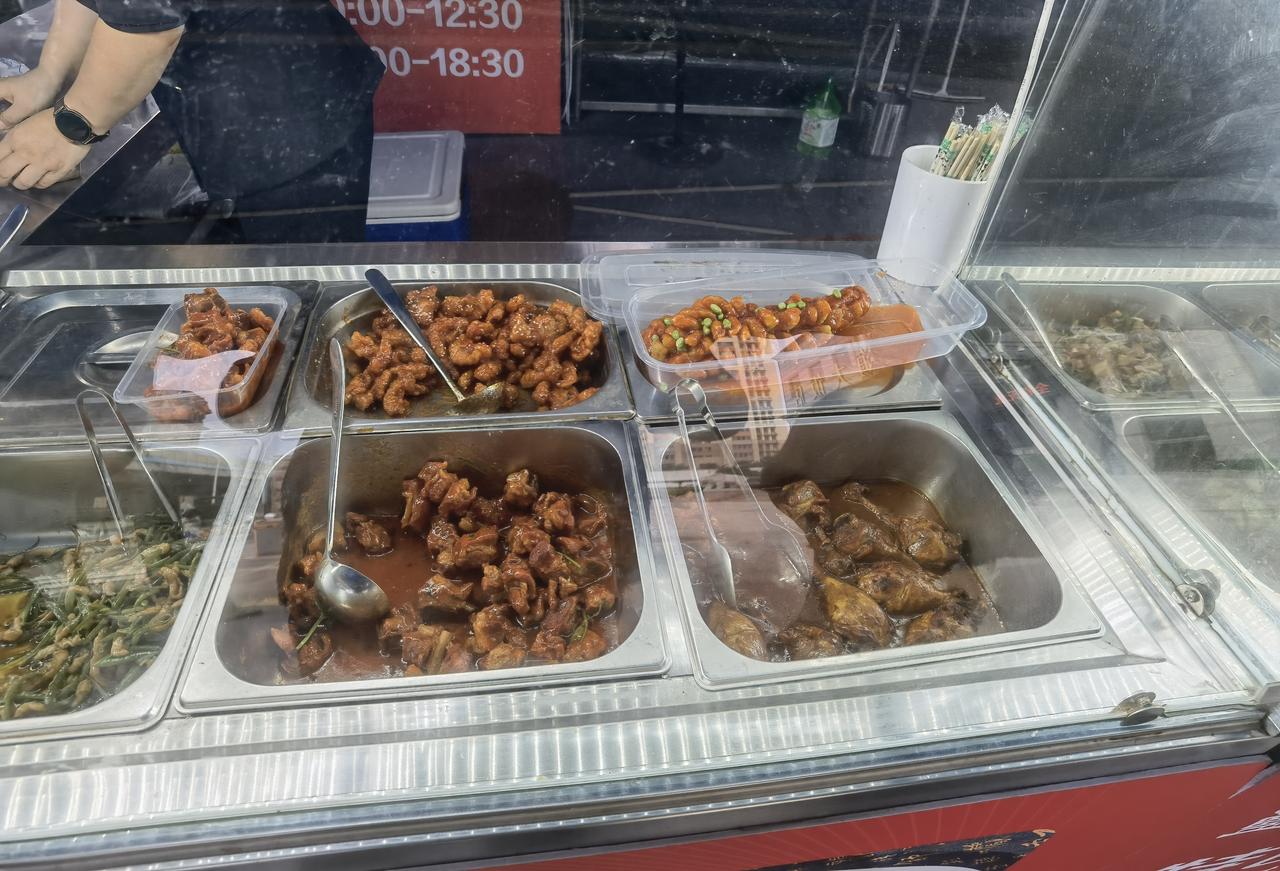著名的济南蓝海大酒店去掉贵族气玩起了平民化，实体经济不景气的今天，能活着就是幸福