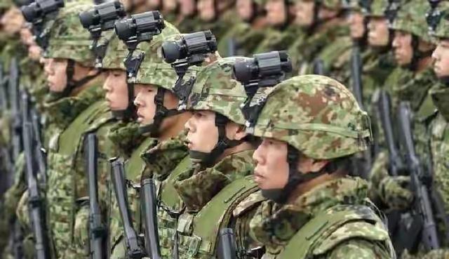 雾气笼罩的台海，仿佛一触即发的火药桶。外部势力频频伸出援手，舰影摇曳，言论挑衅，