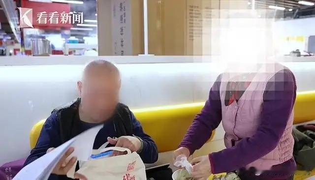 坐拥百万却睡超市垫板：七旬老人的“硬核”修行，刺痛了谁？

诸位朋友，今儿咱们说