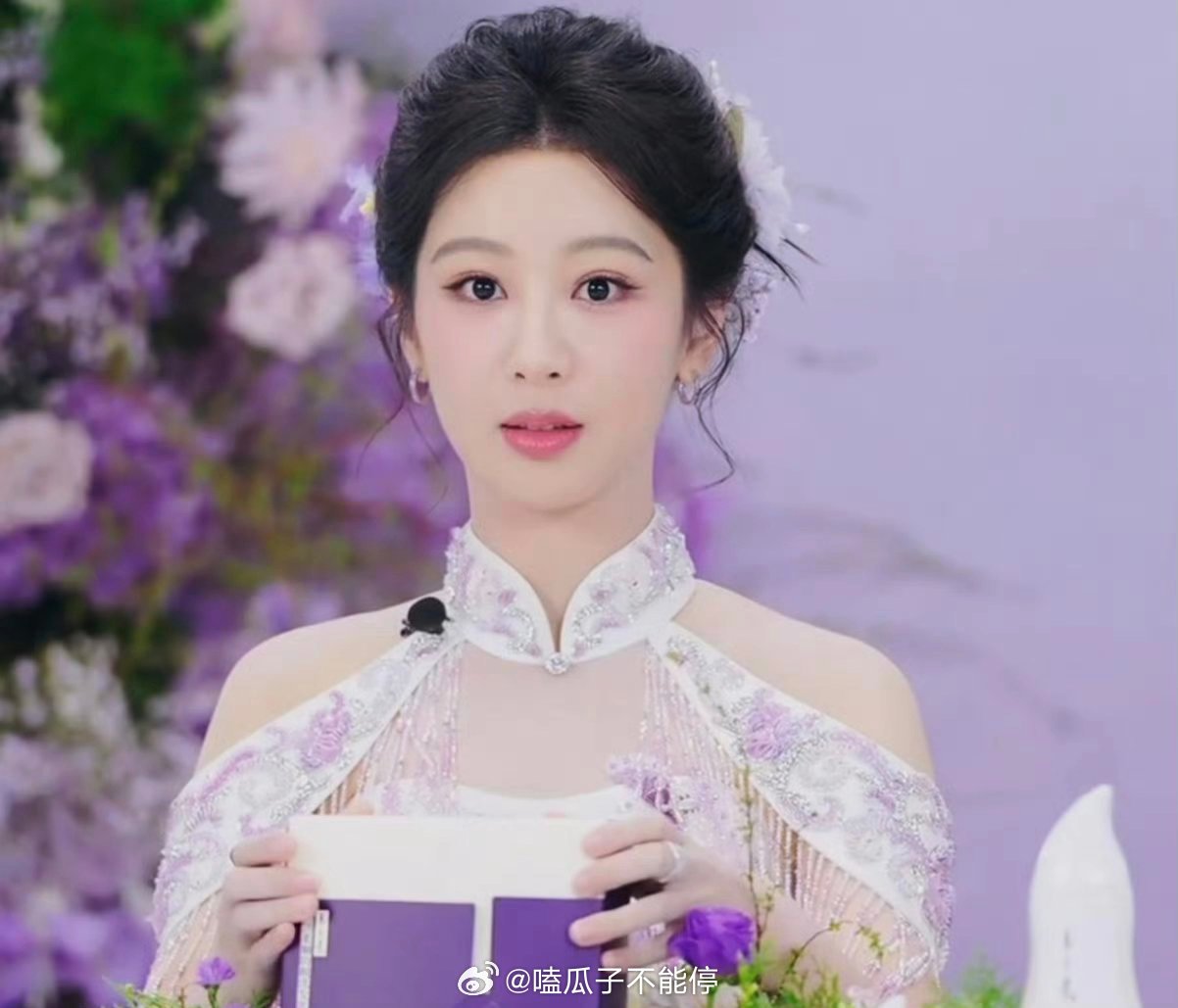 今晚杨紫盘发紫旗袍造型好好看 