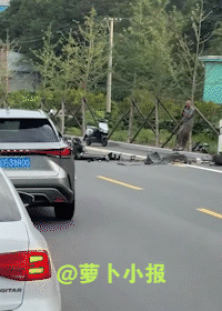 这得开多快啊，把发动机都“吐”出来了。
网友9月10日发布视频，地点疑似辽宁丹东