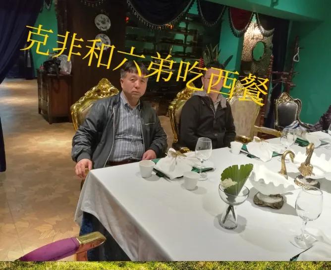 开始我们一直努力想活成为别人，也一直在在意别人，老了才知道我们永远活不成别人，要