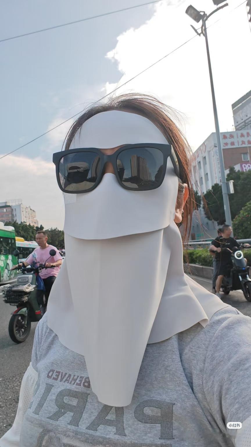 刚刚路上，旁边一小崽子指着我，对他妈大喊：妈妈快看！那里有一只章鱼。气死人！