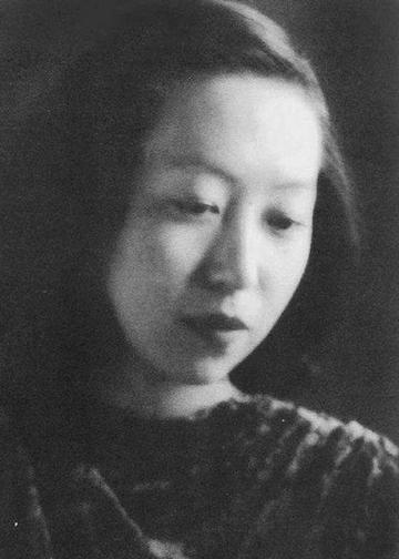 1995年，74岁张爱玲在美国去世，尸体因腐烂才被发现，警察破门而入后发现，她一