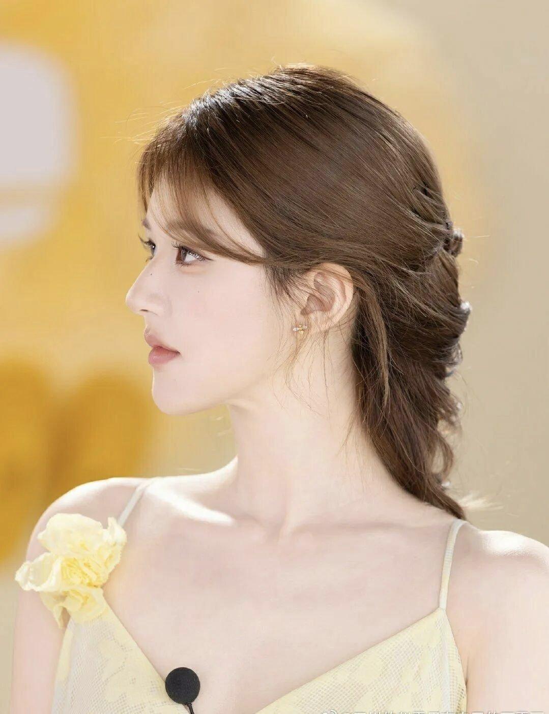 恭喜赵露思回归，
终于走出了整容风波了。
不过还是喜欢当年QQ封面的赵露思。