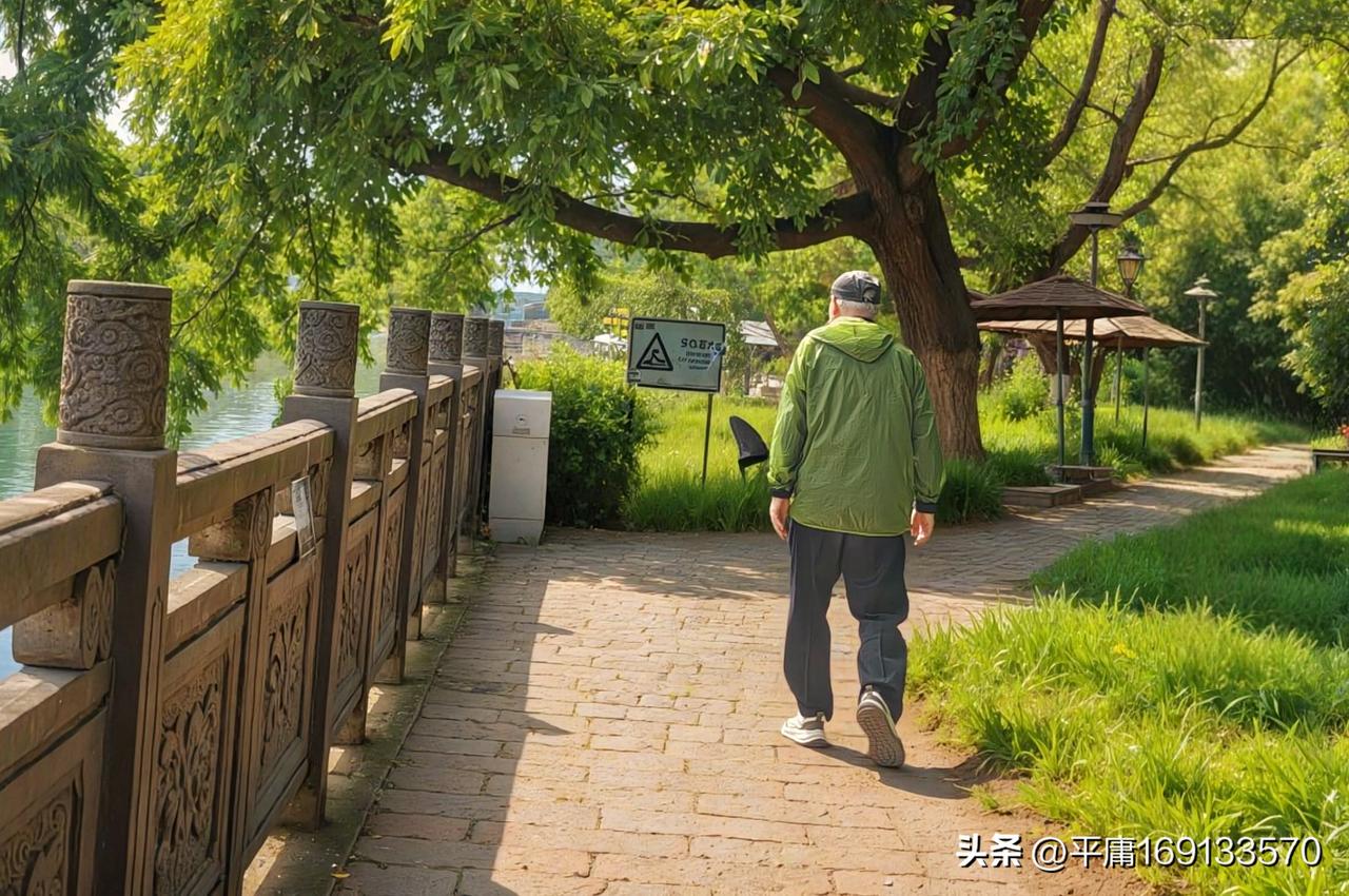 周末午后，我一头钻进了那片绿意盎然的公园。沿着小径慢悠悠地晃着，阳光透过树叶的缝