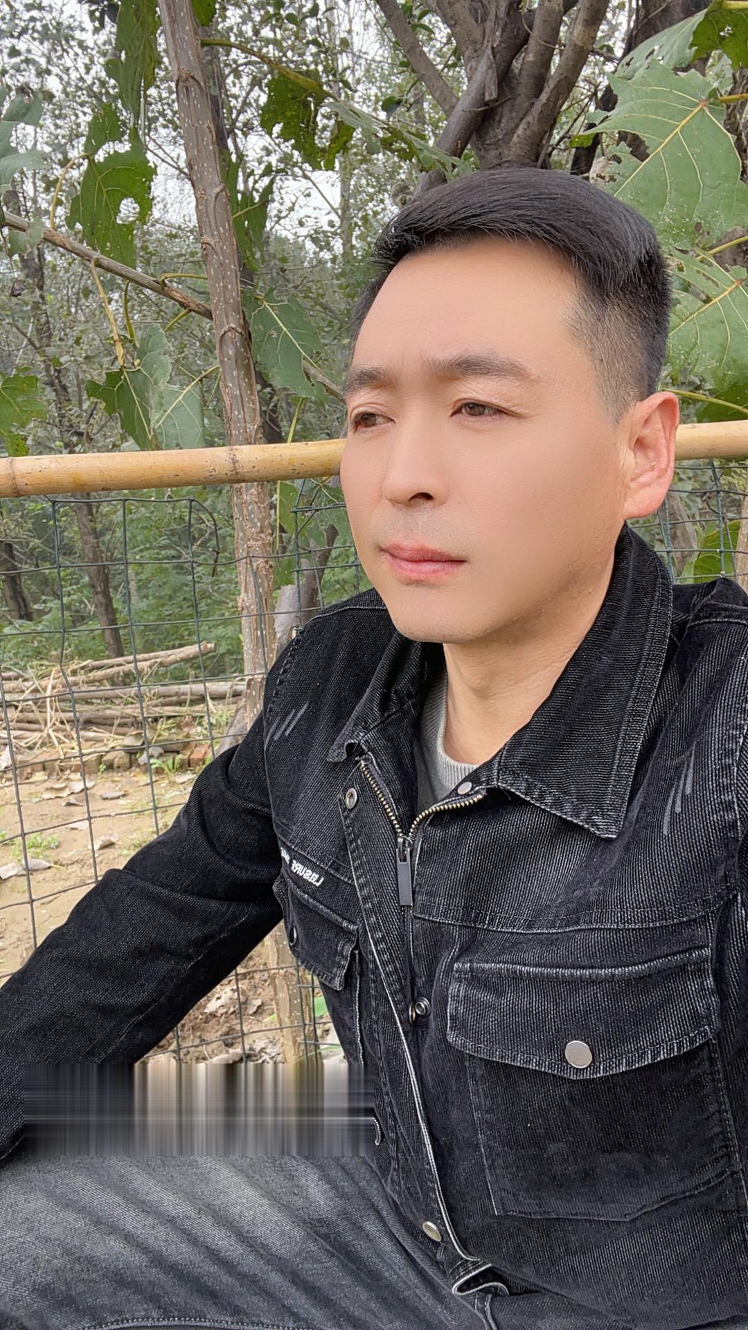 我一个人坐了好久想起了很多事突然很怀念以前的自己 回头看看自己走过的路...