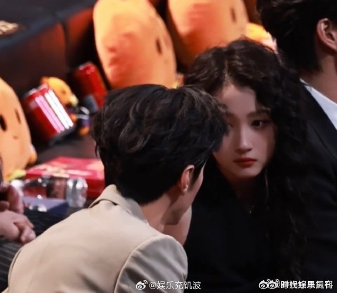 关晓彤陈哲远热聊关晓彤陈哲远内场热聊微博之夜内场俊男靓女内场热聊太有看点，两人聊