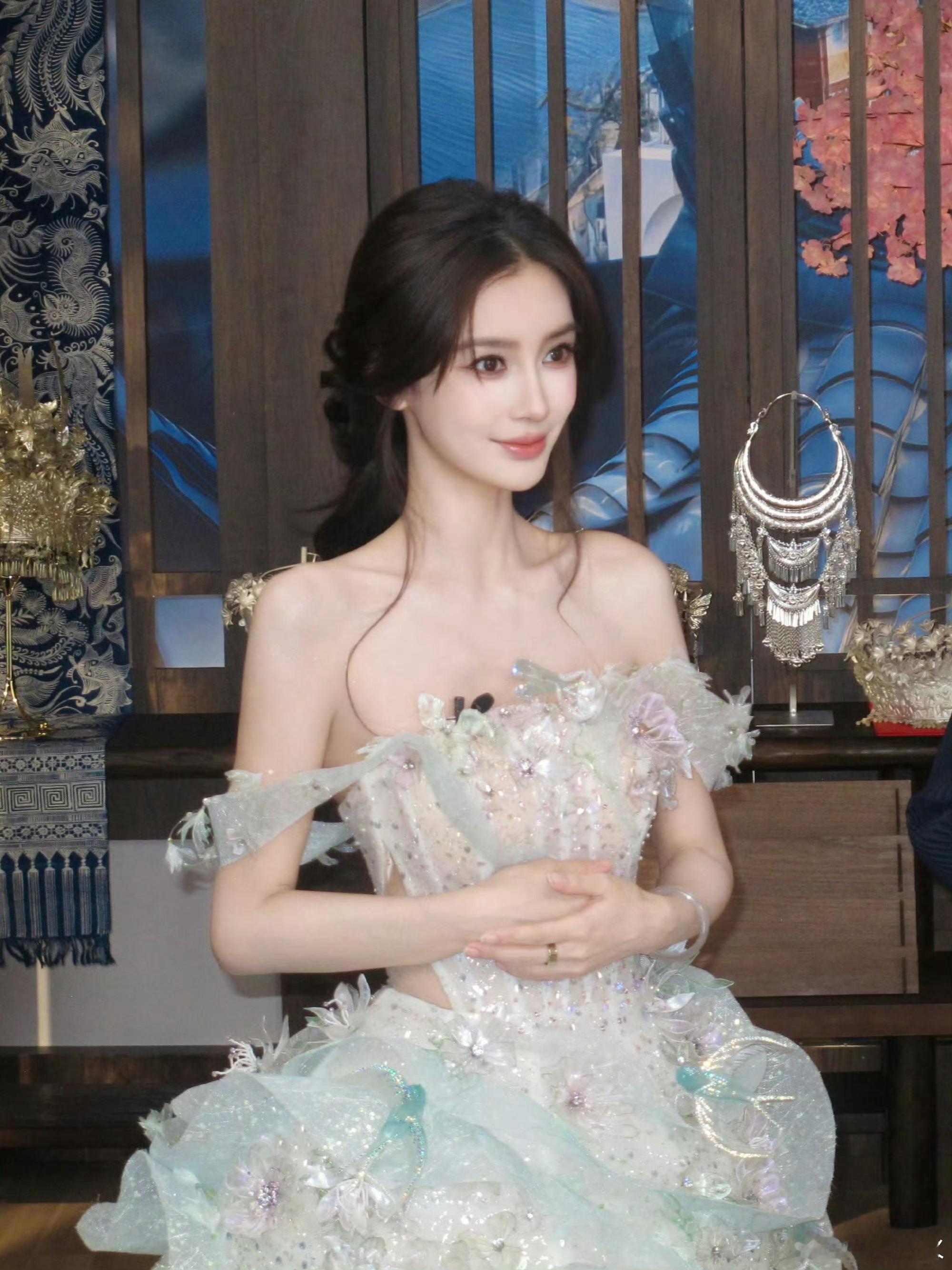 给angelababy送礼的，不只是陈赫，还有陈飞宇。 Angelababy在进