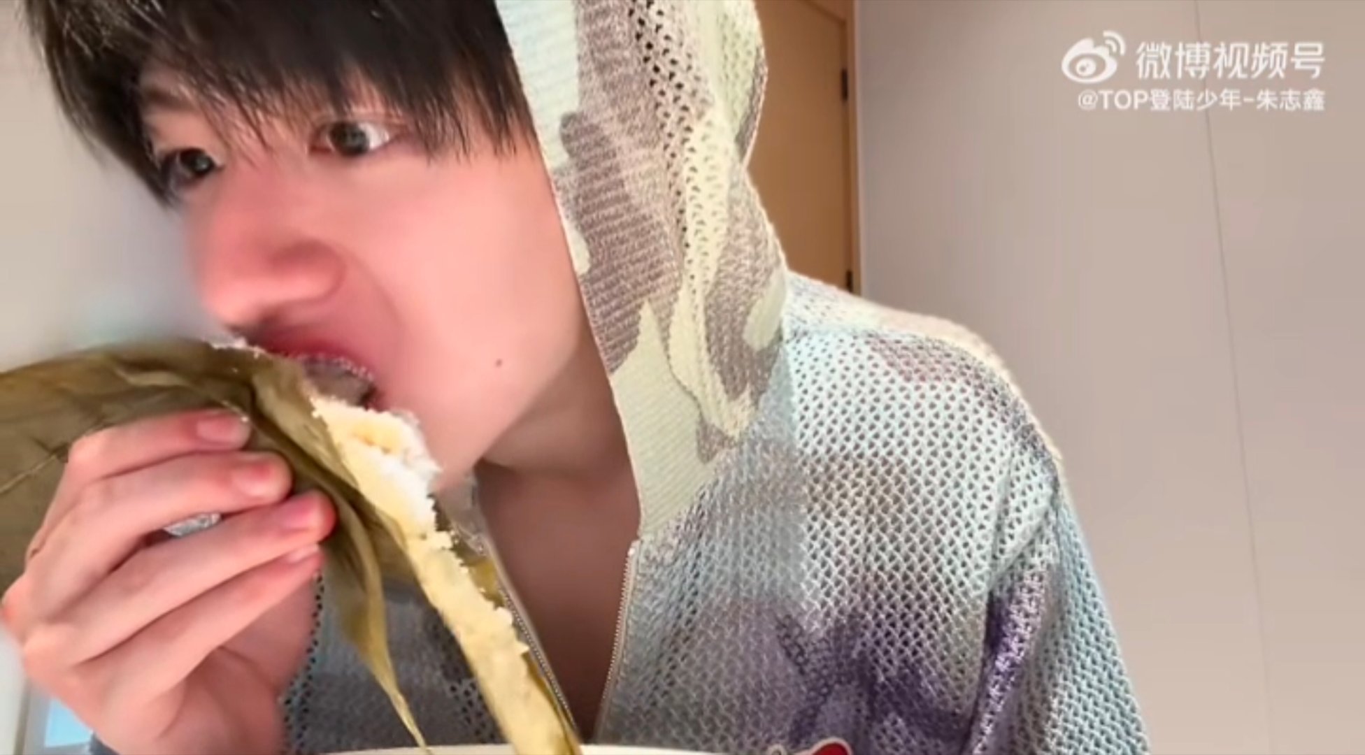 朱志鑫吃粽子放了一大勺白糖肉粽蘸白糖，Duang大一勺白糖，而且还放了好几次，喜
