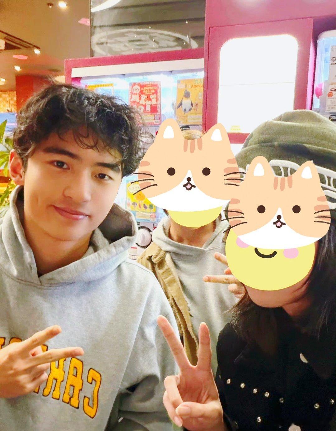 谢霆锋大儿子19岁近照[音乐]Lucas真的很像他爸爸谢霆锋，尤其是眼神。在悉尼