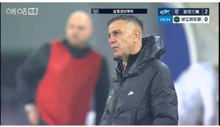 浙江绿城队近四轮的比赛成绩:三平一负，丢6球没有进球。如此尴尬的成绩，这个锅应该