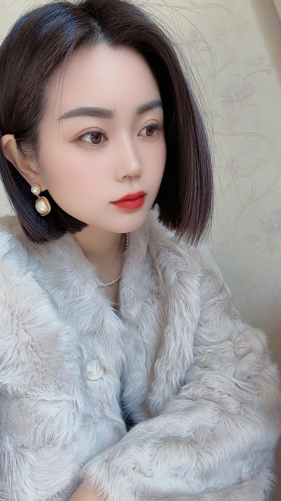 过年本应是团圆的温馨时刻，却让许多人感到疲意和无奈，小时候过年充满亲情...