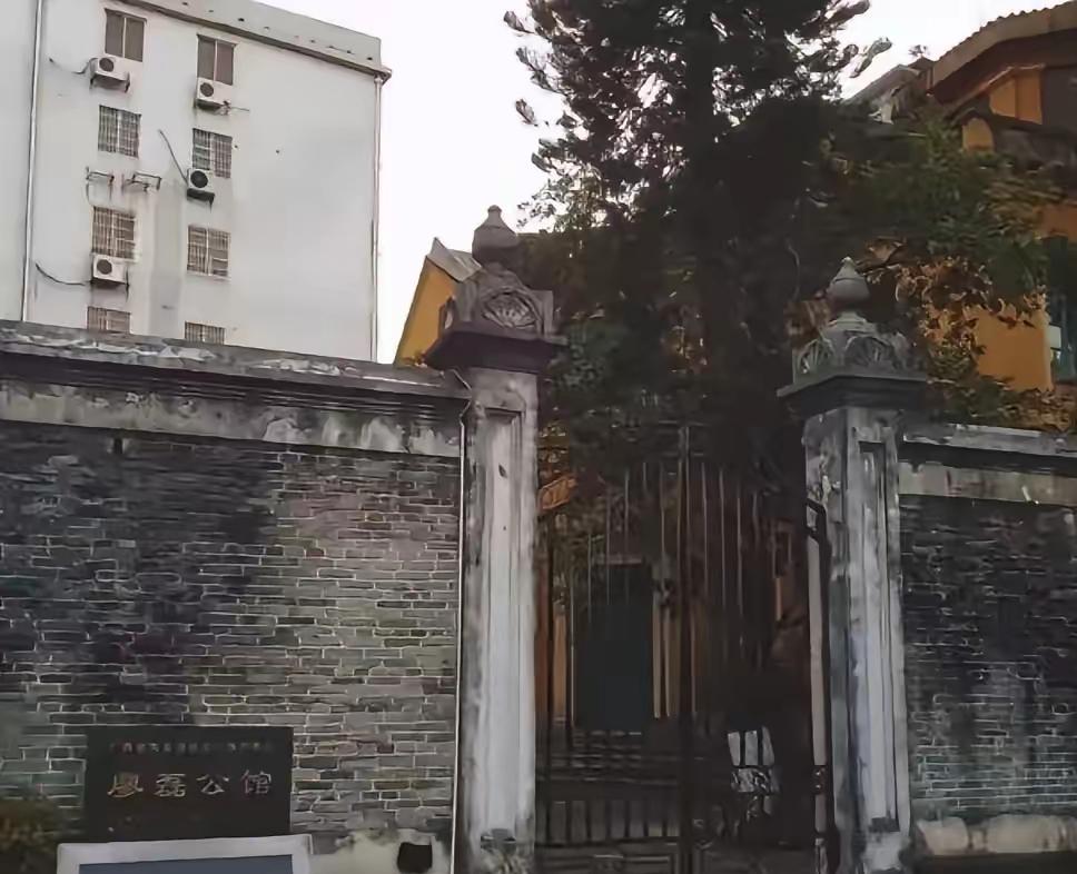 反革命分子“廖磊”的房子居然被当地政府挂上了“廖磊将军故居”的牌子。
《四渡》电