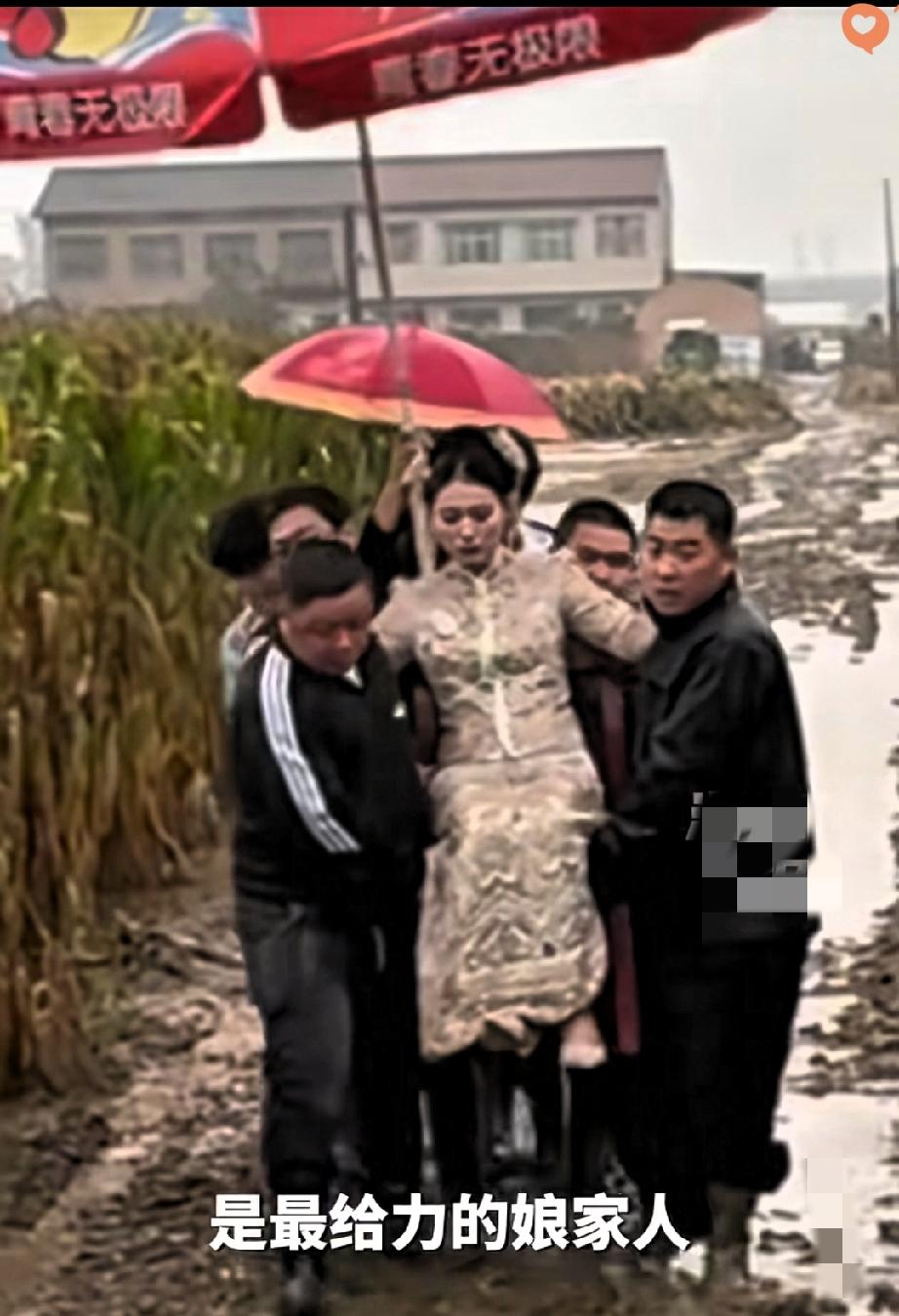 这真是“风雨无阻的爱”啊！

河南商丘一场大雨，把婚车拦在了苞米地对面，离新娘家