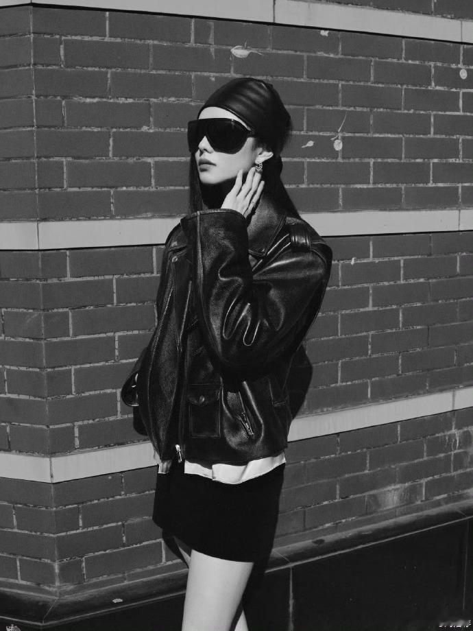 刘浩存allblack街头穿搭  刘浩存于嘉人盛典拍摄现场所展现的 allbla