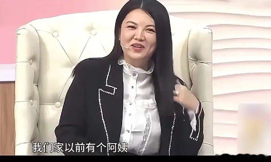 主持人，李湘说：“我们家以前有个阿姨，最好玩了，她炖燕窝的时候，她也会给自己炖一