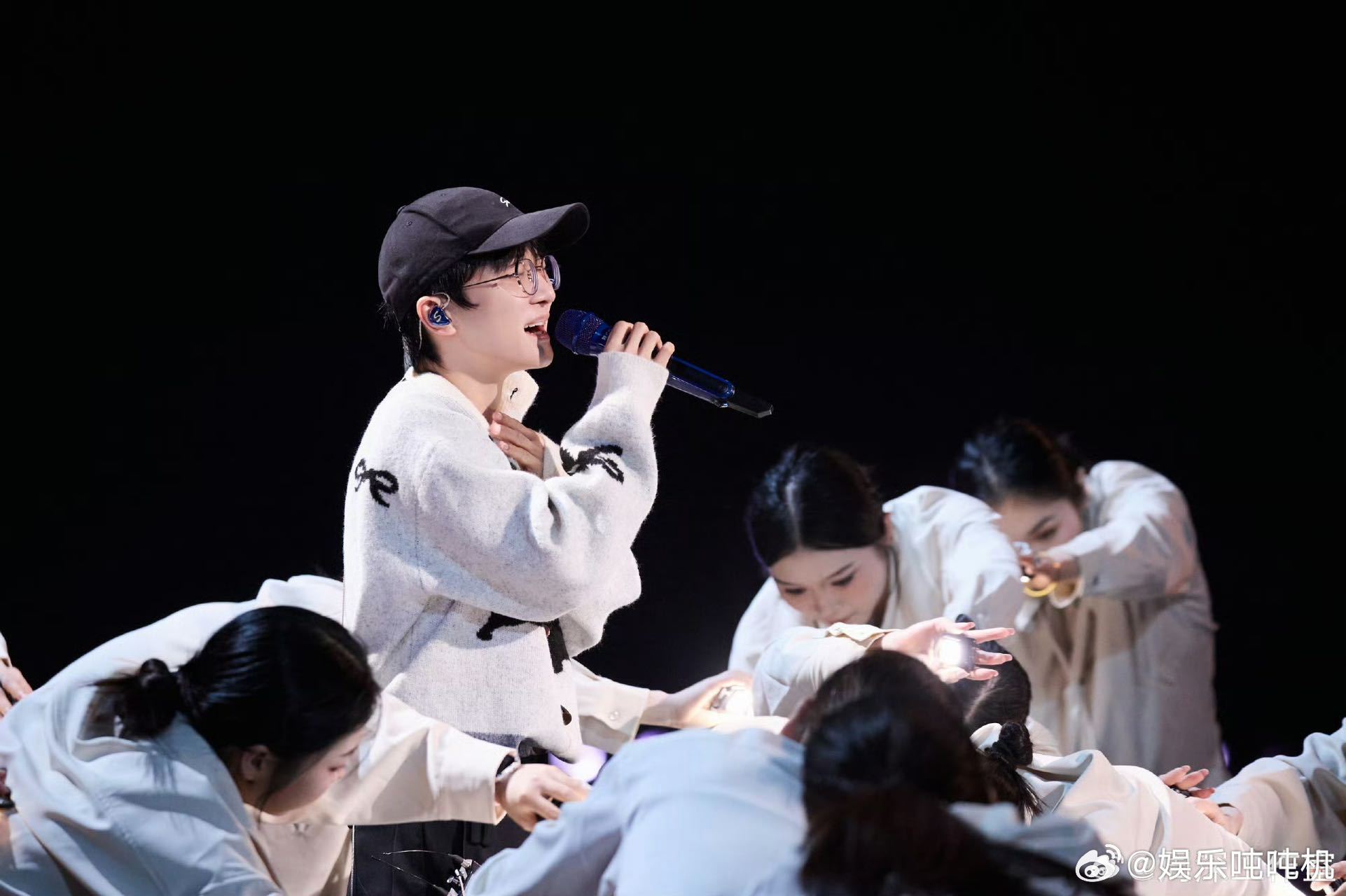 周深你的外套好吵 蓬蓬毛绒外套太抢眼，周深彩排现场灵动俏皮，干净气质搭配软萌造型