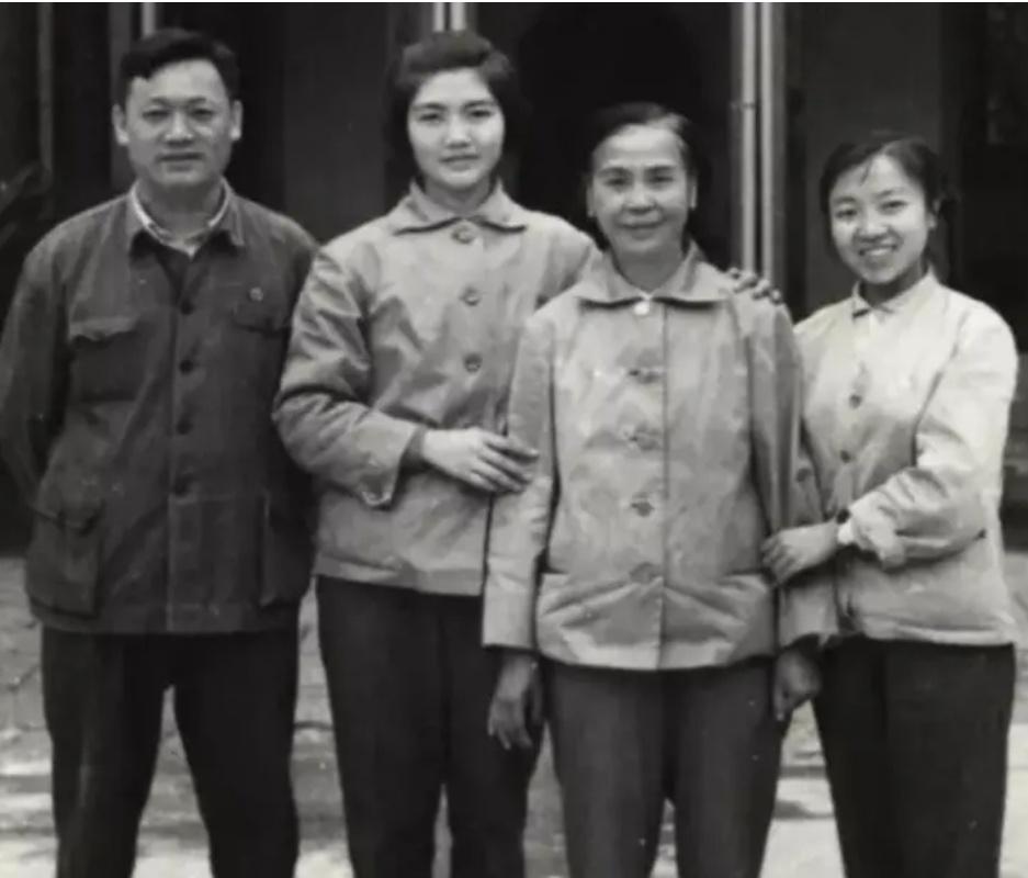1953年，贺子珍见到眼前的英俊青年，认定他就是失散多年的儿子，被对方母亲一口否