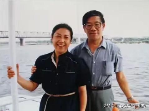吴世良是巴图的祖母，年轻时风华绝代，眉眼温婉动人，容貌清丽脱俗，同时满腹文采，才