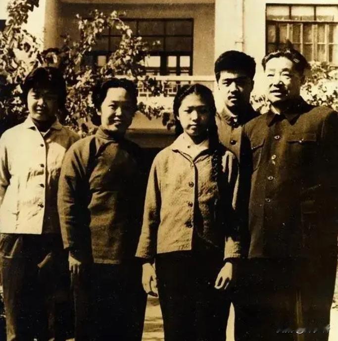 贺鹏飞考清华未能如愿，求助父亲贺龙，父亲却希望他靠自己的努力再试一次！
1960