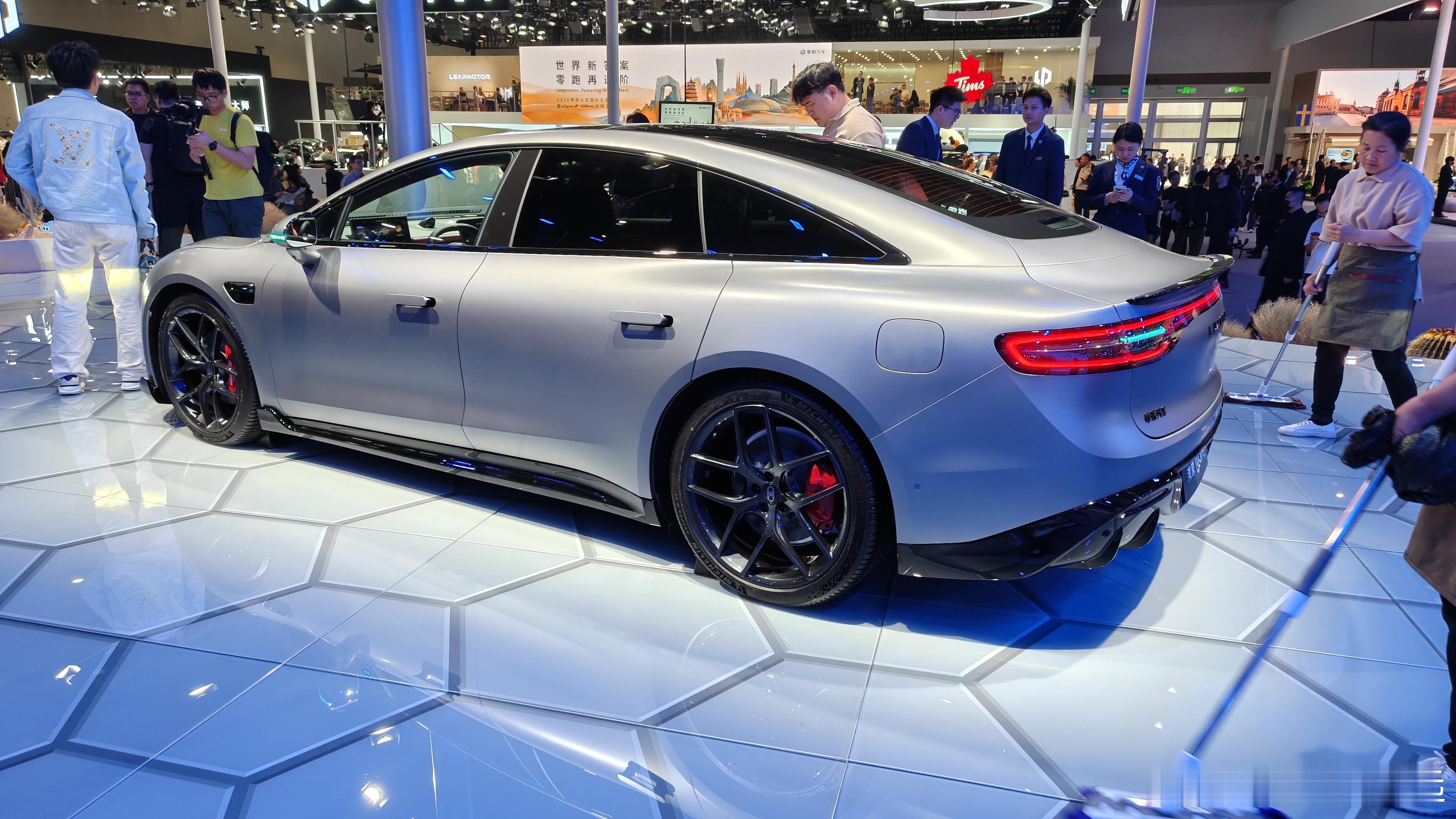 每回车展鸿蒙智行智界的展区都布置得艺术氛围特浓这回智界展台的主色调是紫色，还有一