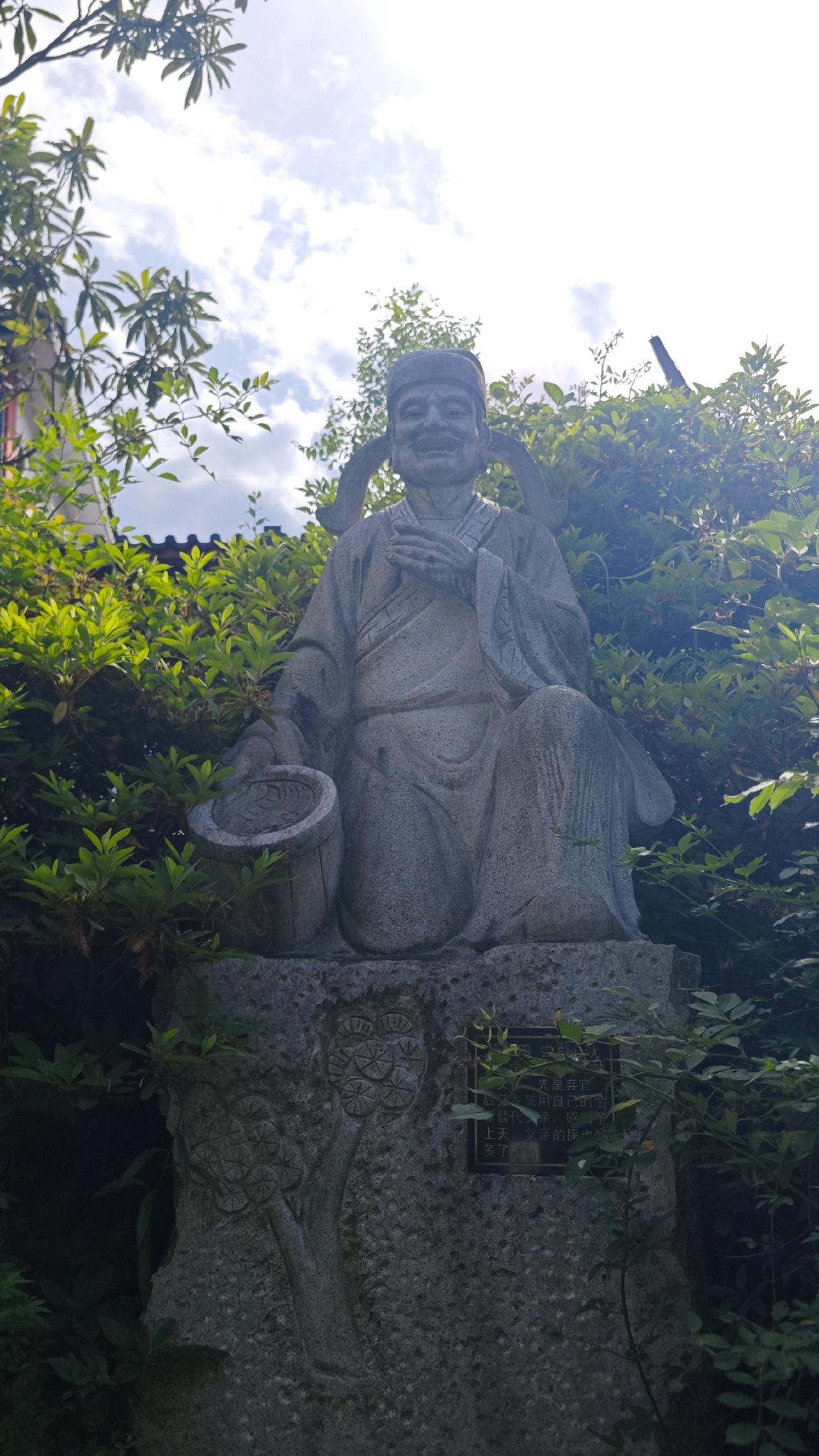 漫步安吉孝德文化园，一路青石石像静静伫立，二十四段流传千年的孝德故事，就这样铺在