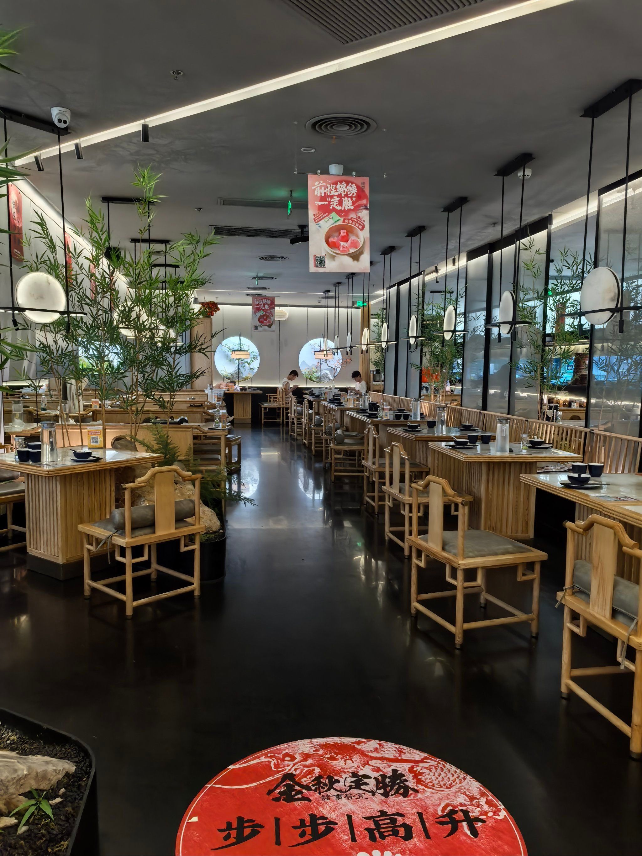  多家餐饮店抹掉无预制菜字样 最近，餐厅中是否有预制菜一事引起了大家的热议，有些