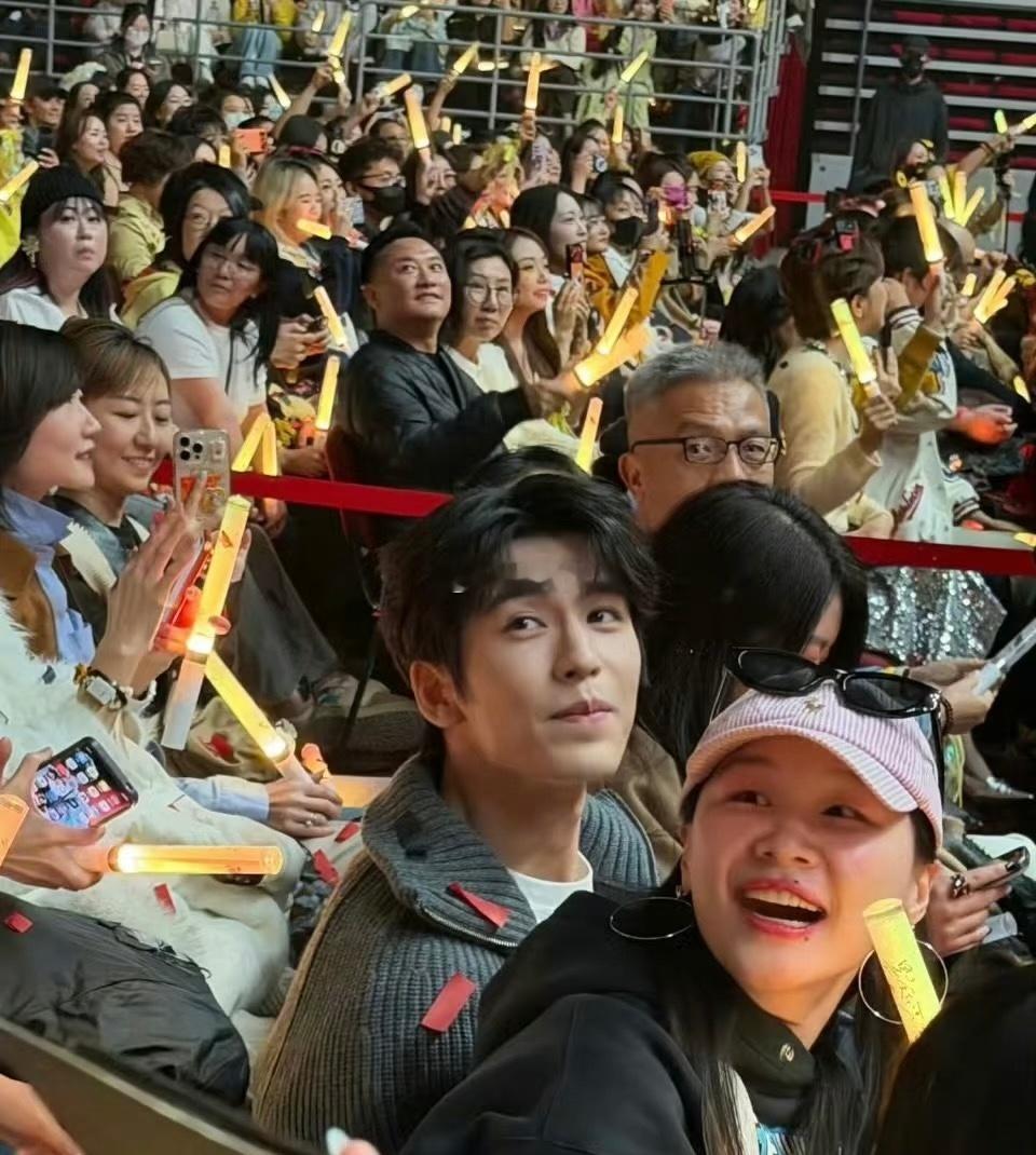 最好的友谊就是：你在台上开演唱会，我在台下为你骄傲！金靖张凌赫支持刘宇宁的样子，