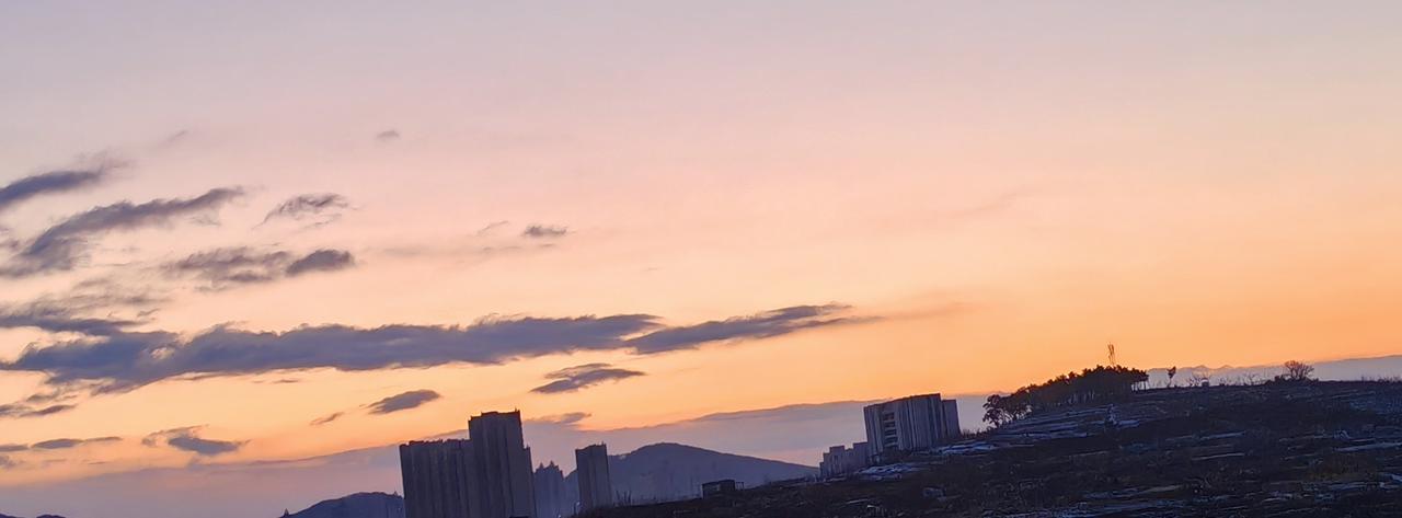 烟台雪后的早晨，东方已白
        2025年12月26日6:47。烟台雪