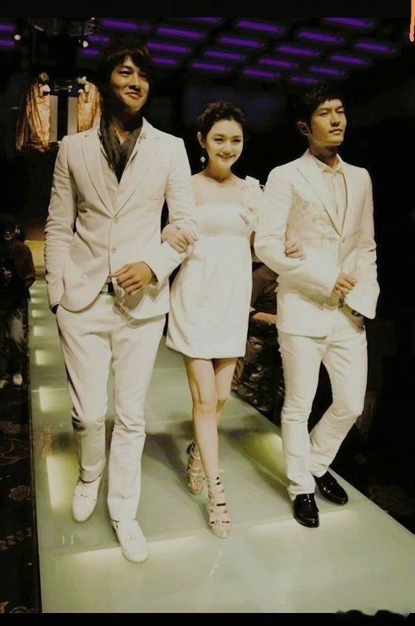 泡沫之夏黄晓明和何润东同框，原来黄晓明那么矮 