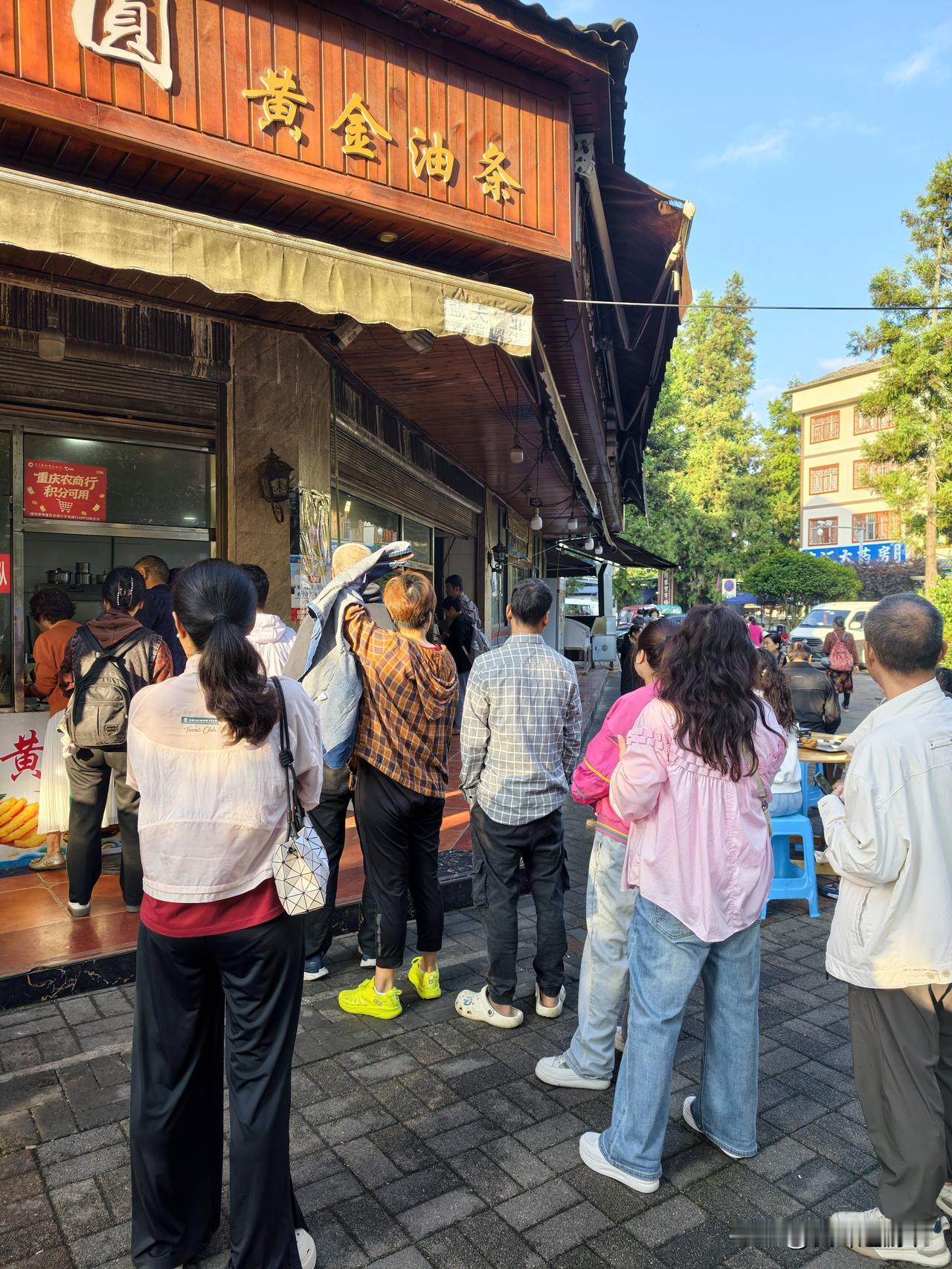 避暑大军虽然走了，但在黄水躲秋老虎的人不少，网红油条还要排长队，说明在黄水的人比