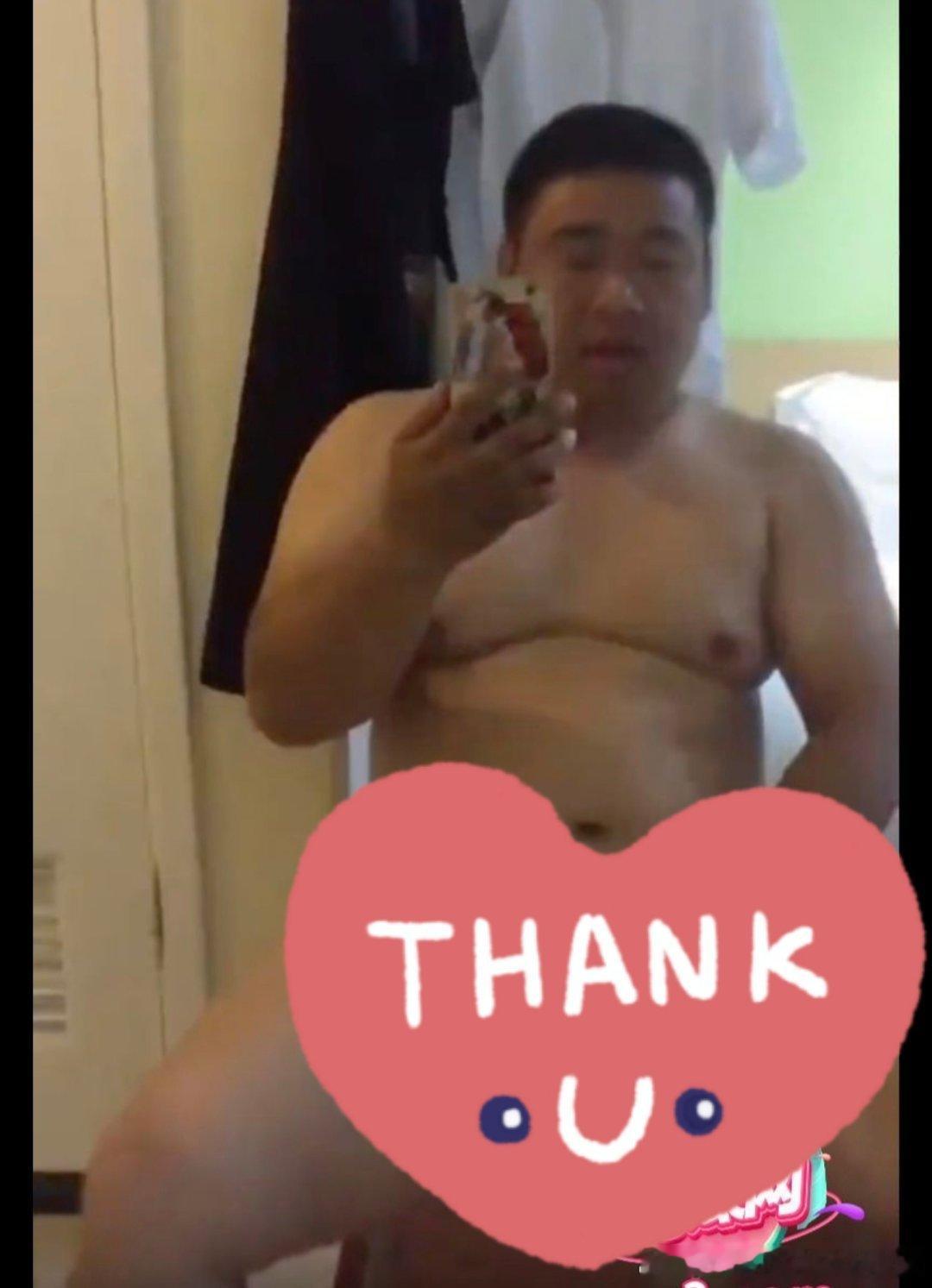 不光是拍照，也不光是“裸着”而已，看到这个辣眼睛的画面，不厚道的笑了，对不起，实