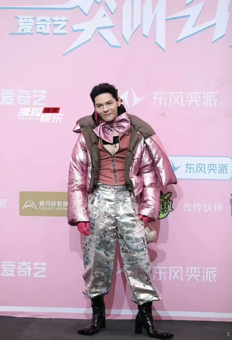 向佐这穿搭是认真的吗？但是人家女装直播卖了五千万！ 