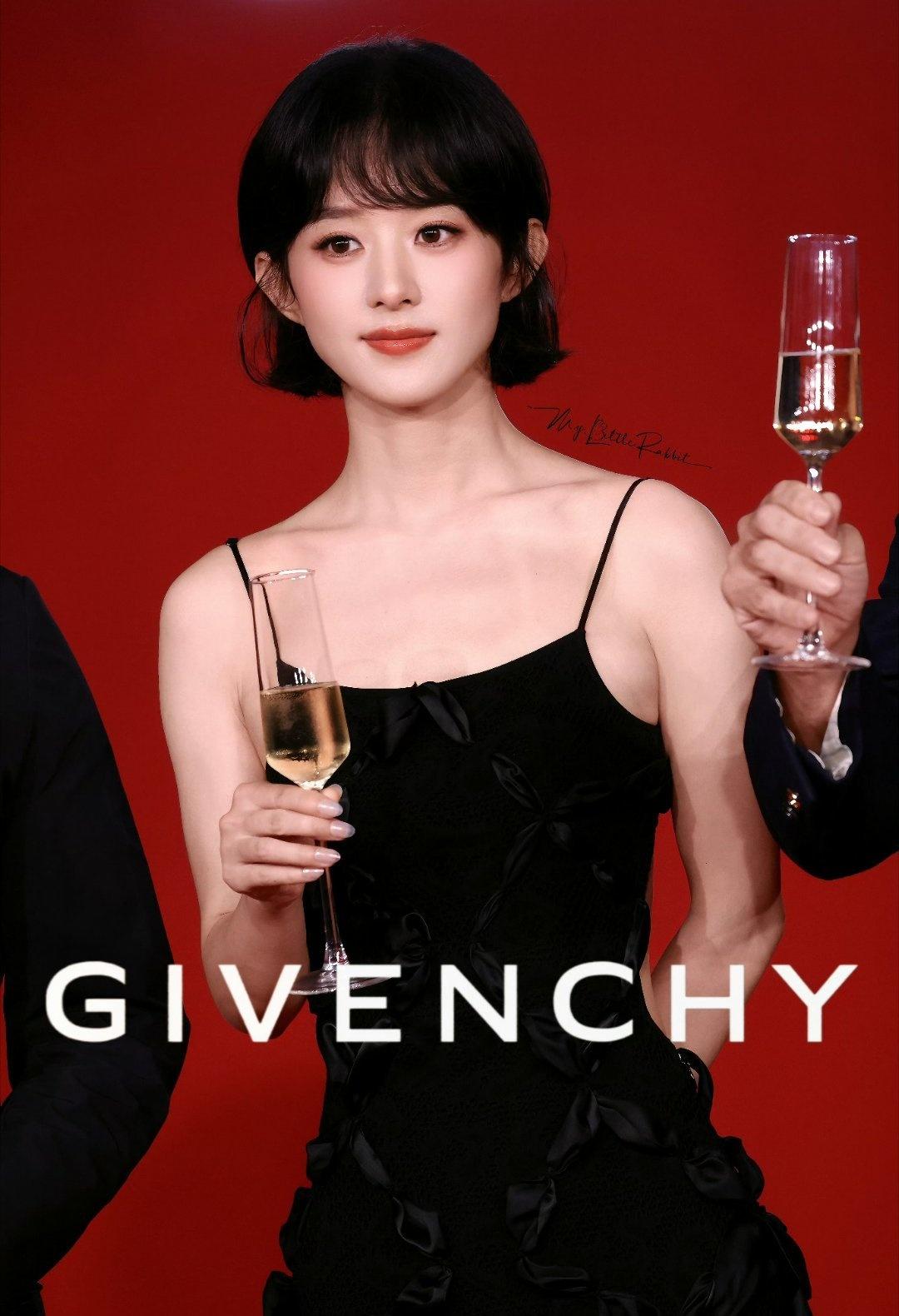 状态超绝，全方面在线，姐姐就这么美萌
后面也要多多见面吧！@赵丽颖 ​​​