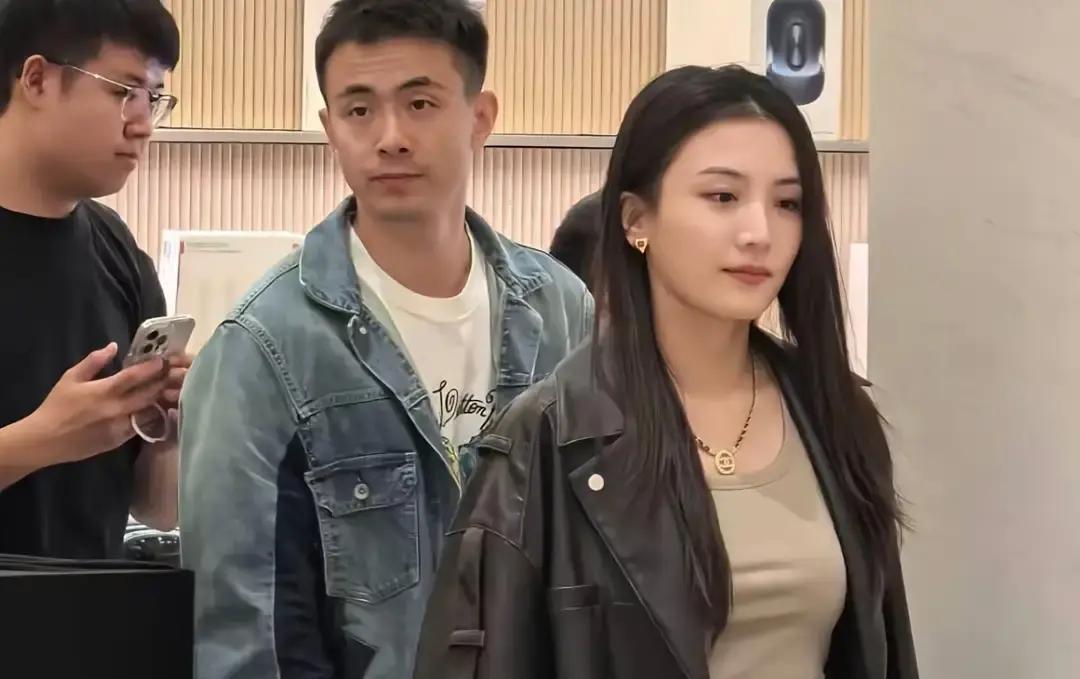 赵继伟媳妇王君瑞被扒出来了，原来中戏科班出身，演过《茶馆》《伊库斯》，还客串了《