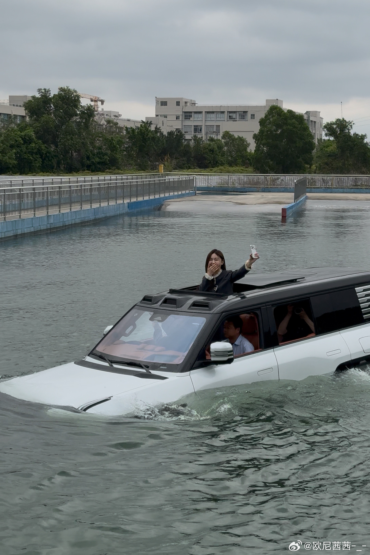 天呐噜，我掉湖里啦欧尼茜茜仰望u8比亚迪 （掉湖里还笑成这样？） 深圳·六角大楼