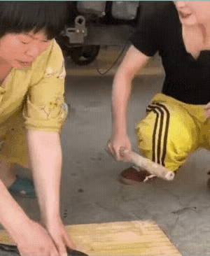 女儿是真的打，
老妈也是真的踢。