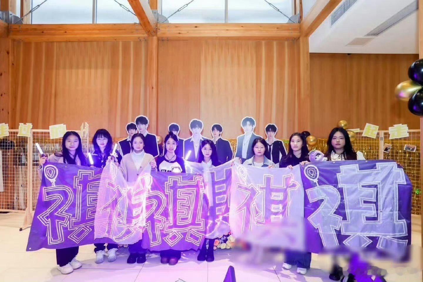 马嘉祺粉丝赴约 马嘉祺的粉丝共聚此地，留下了美好的画面，有共同的情感与热情，这一