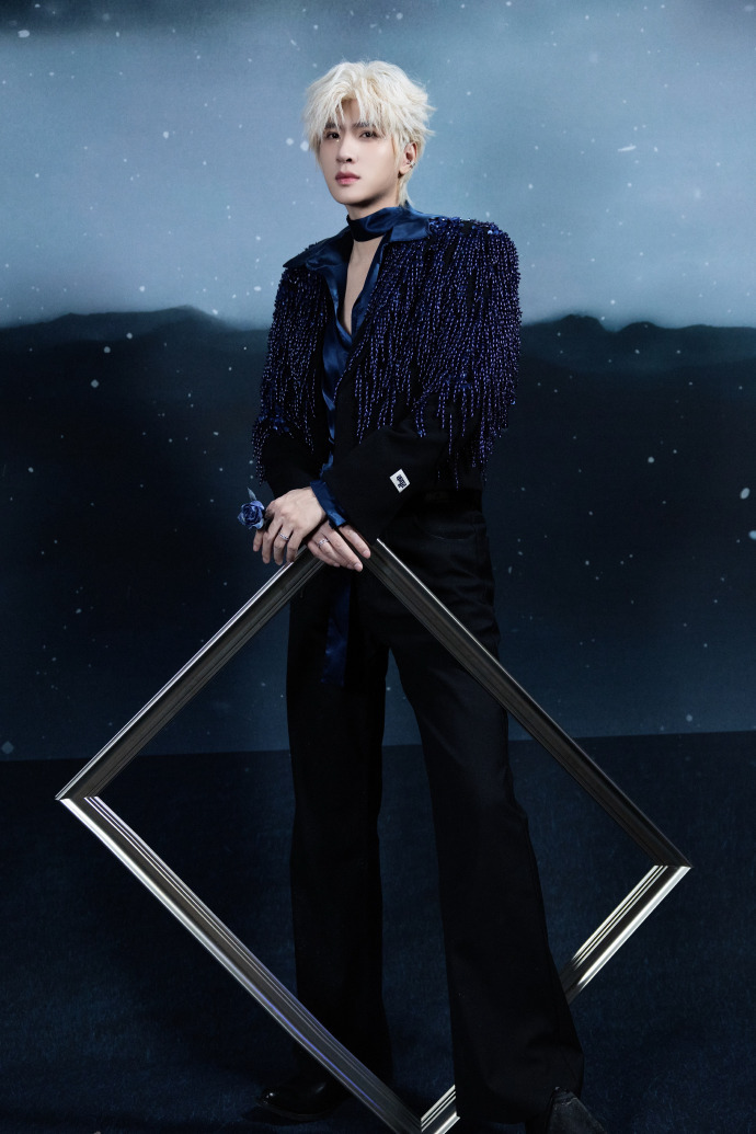 展轩金发亮相赣州音乐节金发搭配闪钻妆容这一组大片太帅了！完全就是暗夜贵公子🥂✨