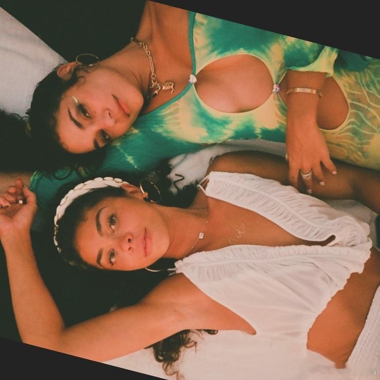 vanessa hudgens 凡妮莎哈金斯的好友们纷纷晒出新旧合影，为妮莎庆祝